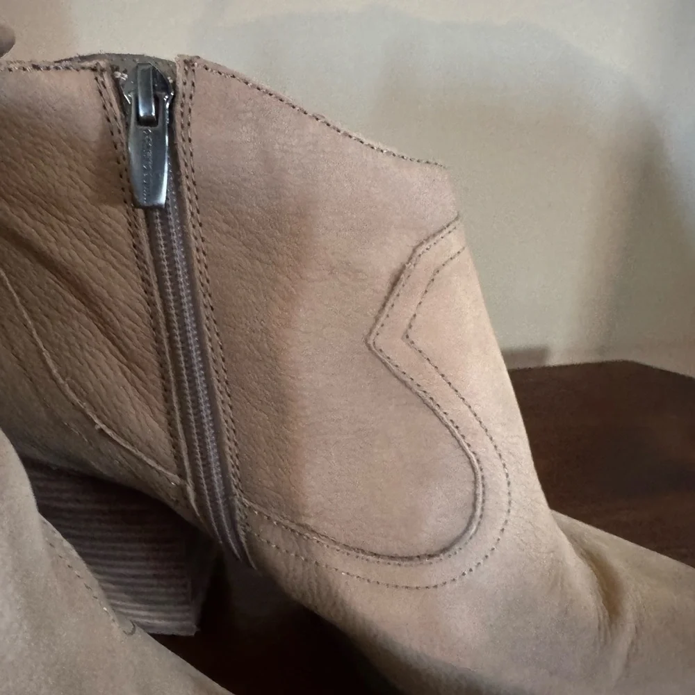 Vince Camuto Hartin Leather Ankle Boots in Taupe Tan with a Blockheel - Picture 4 of 11